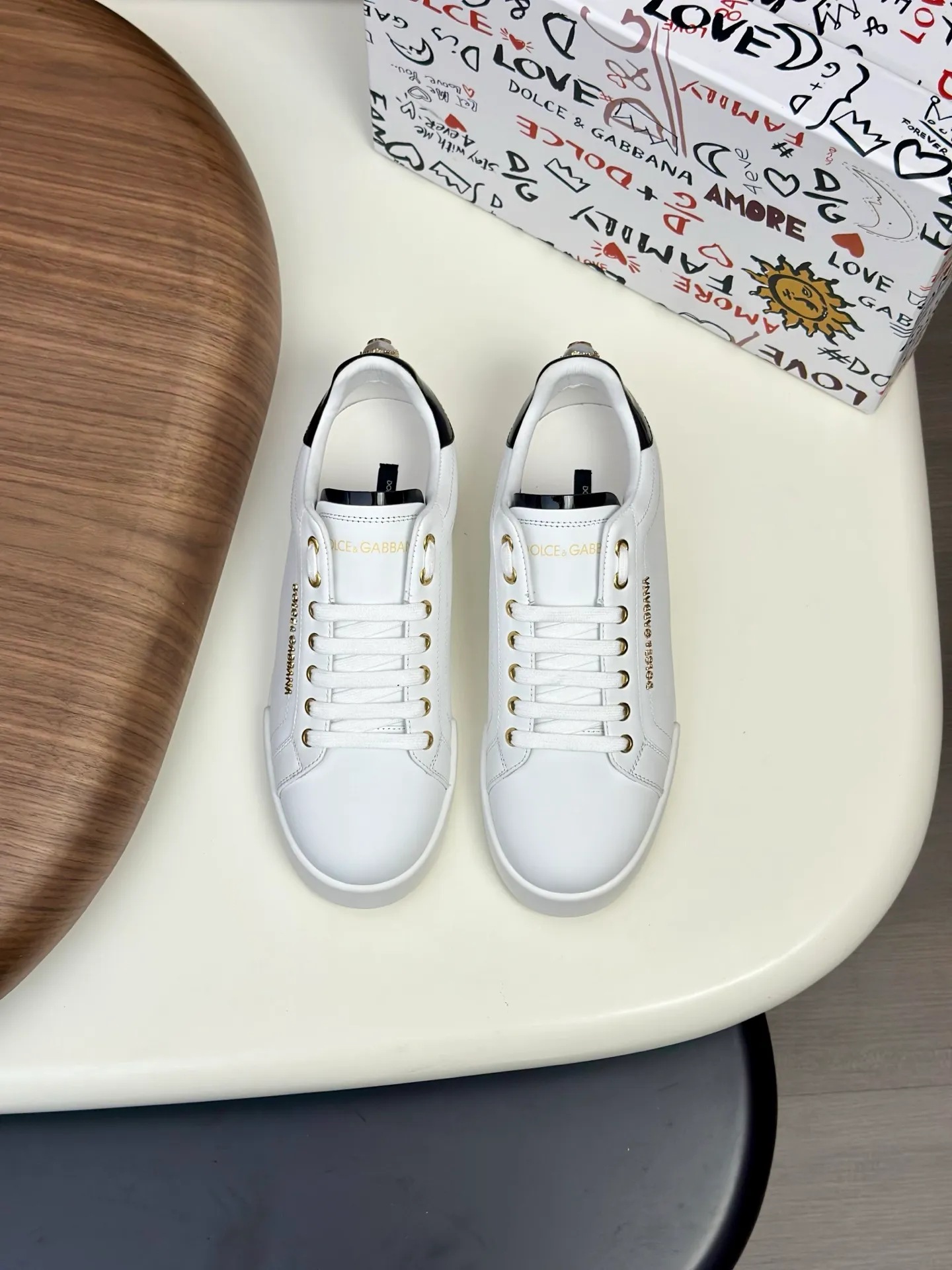 New product 💰800 DG Dolce & Gabbana men's shoes 💰ortofino calfskin sneakers ♞size; 39~44 (customized 38.45.46) Iconic men's shoes 💰ortofino series of sneakers, classic and timeless style, now presented with fashionable details. The calfskin engraved DG logo is a subtle finishing touch. Men's shoes💰ortofino calfskin sneakers: